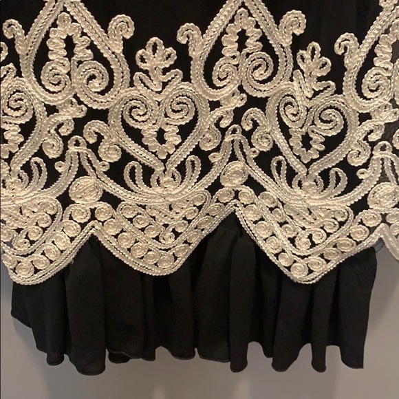 Black sleeveless dress with white stitching - Picture 4 of 7